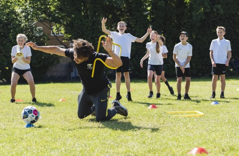 Kem Cetinay visits his old school to take part in a playground challenge.